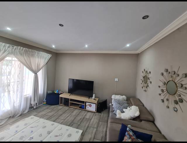 3 BEDROOM HOUSE TO LET IN VANDERBIJLPARK CW 5
